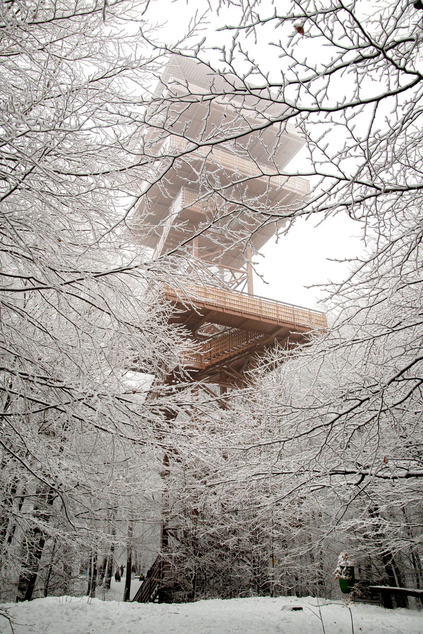 Wieża we wieżycy zimą