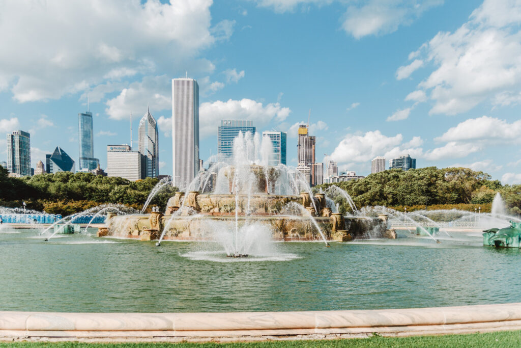 Buckingham Fountain, fontanna w Chicago z serialu Świat według Bundych. Grand Park.