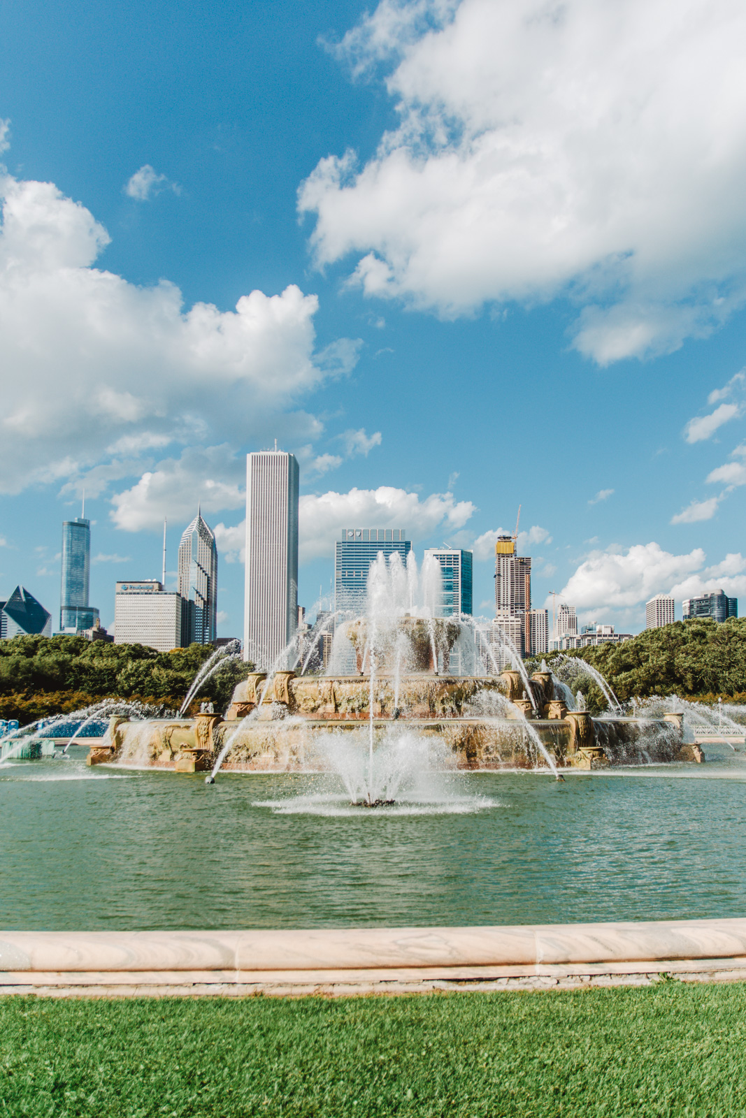 Buckingham Fountain, fontanna w Chicago z serialu Świat według Bundych. Grand Park.