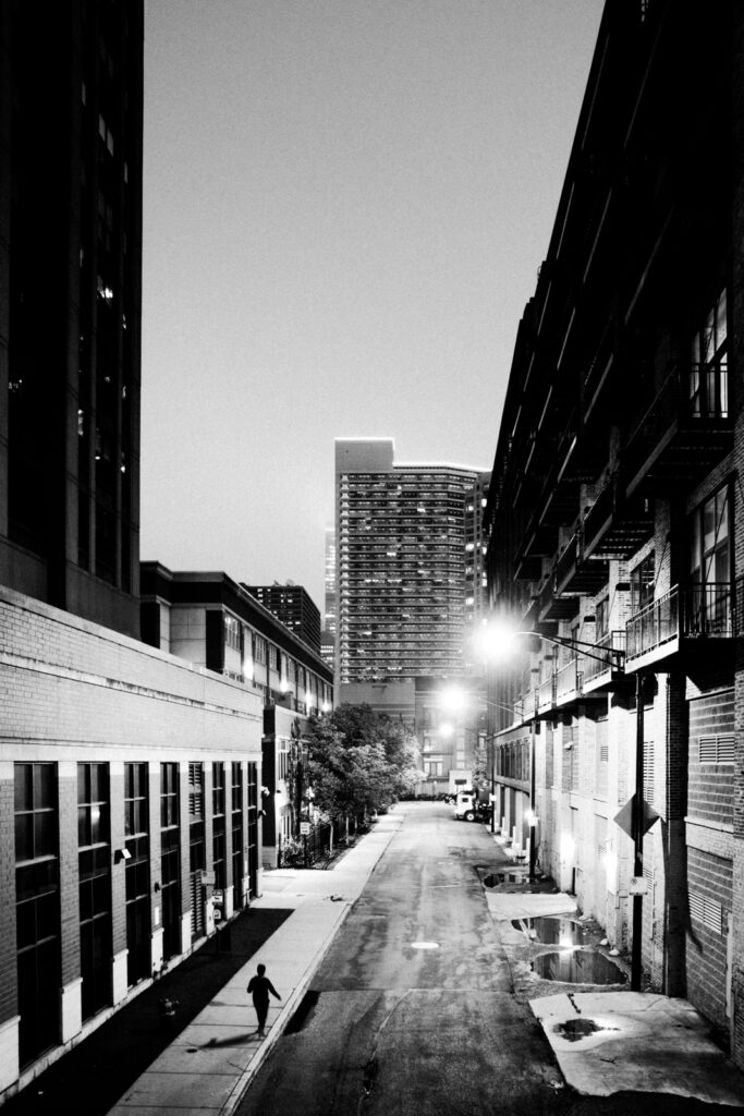 Chicago nocą. Fotografia czarno biała.